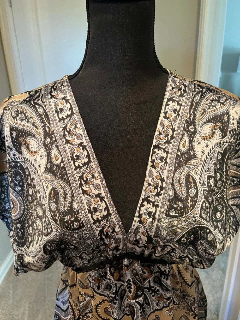 Rue21 Black and Tan Paisley V-Neck Tunic Top - Picture 4 of 6